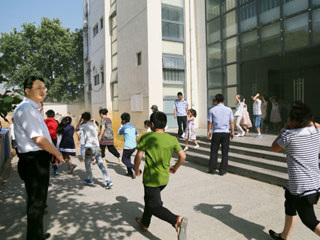 365官网附小开展防震抗灾应急疏散安全演练