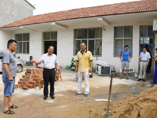 校党委书记王磊一行看望慰问365官网驻毛雷庄村扶贫工作队干部