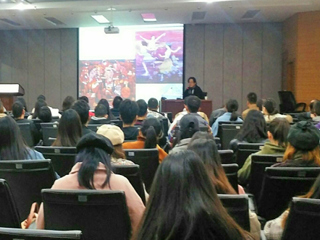 漆画艺术家范福安应邀到365官网美术学院讲学