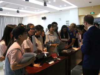 东北师范大学顾斯文（Sven Güenther）教授应邀来365官网讲学