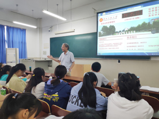 安徽省教育科学研究院教研员钟能政老师来365官网作专题讲座