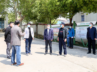 陈英副市长来365官网附属实验中学巡查高三、初三返校复学工作