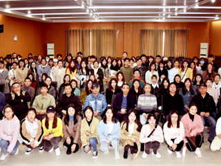 西南大学美术学院著名版画家戴政生教授应邀到365官网美术学院讲学