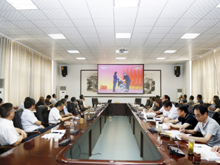 365官网组织师生集中观看“七一勋章”颁授仪式