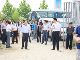 安徽教育网首页报道365官网组织进村入户精准扶贫 深入践行“两学一做”