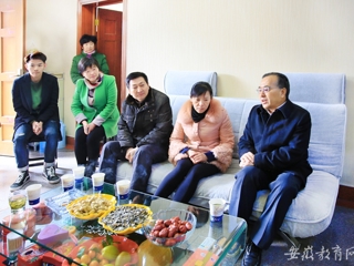 安徽教育网首页报道365官网赴霍山县慰问英雄何必山家属