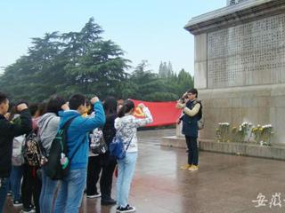 安徽省教育网报道365官网经济学院党校学员寻找红色经典，缅怀革命先烈