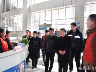 安徽教育网报道365官网慰问校铁路春运志愿者