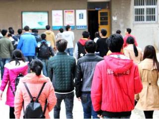 安徽学生资助网报道365官网为家庭经济特殊困难学生发放棉被