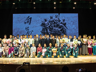 英国best365官方网站入口原创歌剧《向前》首演圆满成功