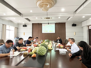 校党委书记毕明福到365官网西瓜甜瓜育种基地和“科技小院”实地考察调研