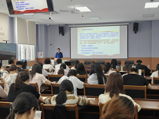 校党委副书记李明为入党积极分子示范培训班学员上党课