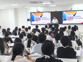 校领导走上讲台为学生讲授思政课